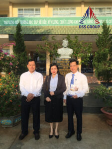 Lãnh đạo DSS chụp hình cùng phó giám đốc Sở Giáo dục và đào tạo tỉnh Đăk Nông