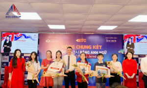 Bà Daisy Nguyen CEO của DSS Group tài trợ 3 Học Bổng Trị Giá 3000 USD cho các em học sinh xuất sắc nhất