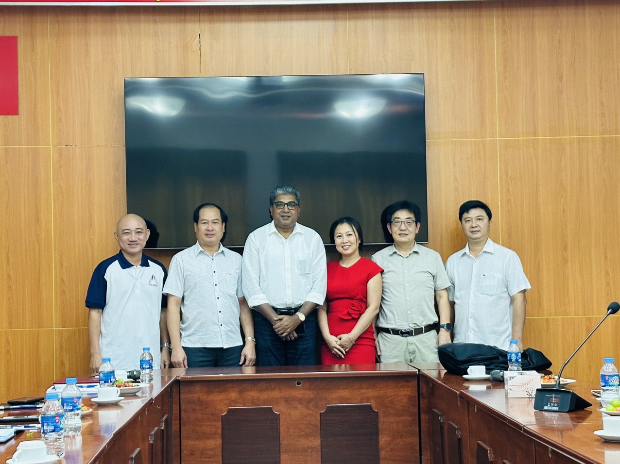 Bà Daisy Nguyễn, CEO của DSS Group, và ông Anand Karuppiah, CEO của TIIS, cùng các lãnh đạo cao cấp của hai bên.